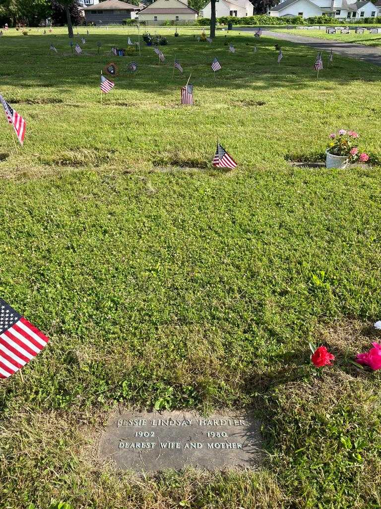 Bessie Lindsay Hardter's grave. Photo 2