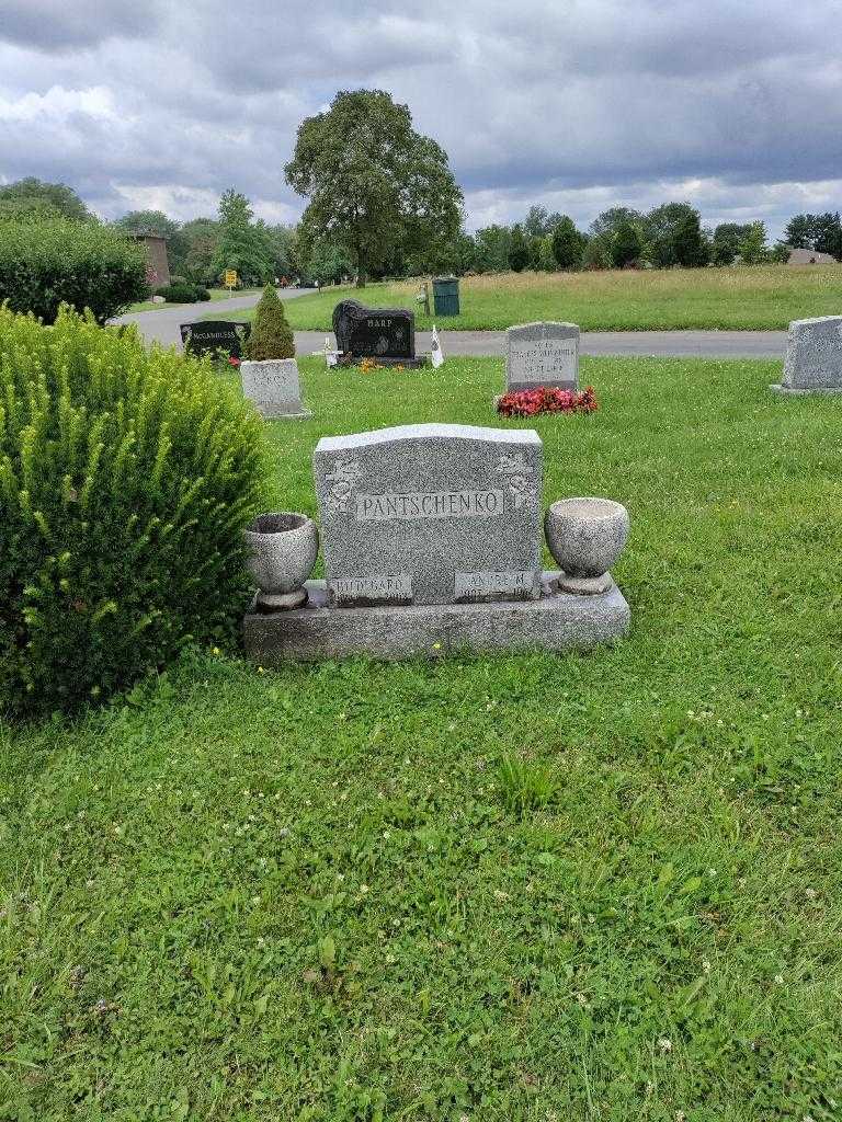 Andre M. Pantschenko's grave. Photo 1