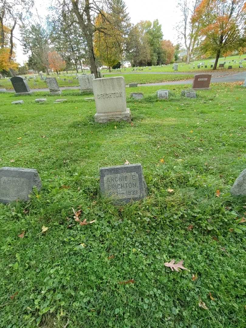 Archie E. Crichton's grave. Photo 1