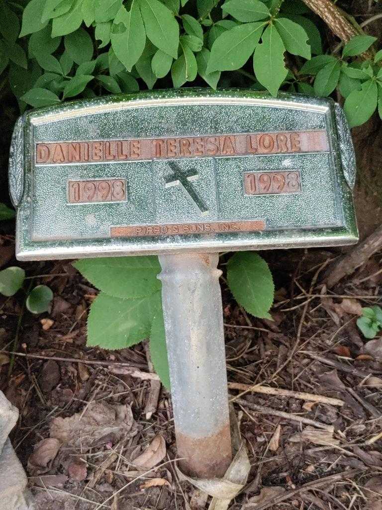 Danielle Teresa Lore's grave. Photo 3