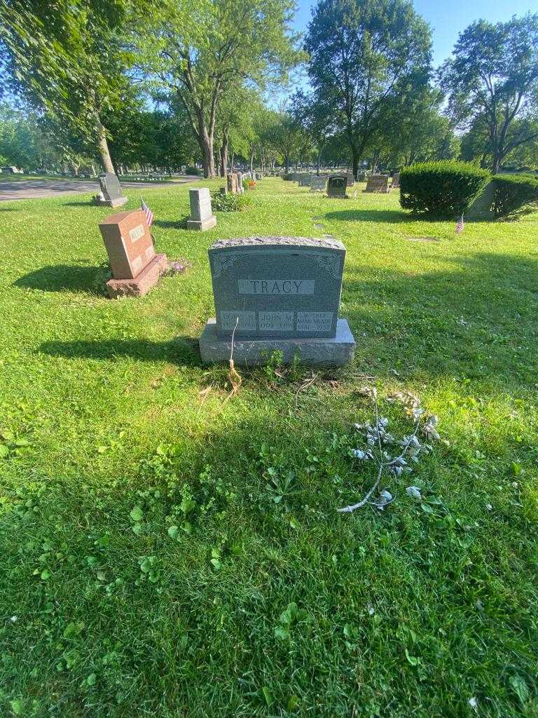 Mame Tracy Meade's grave. Photo 1