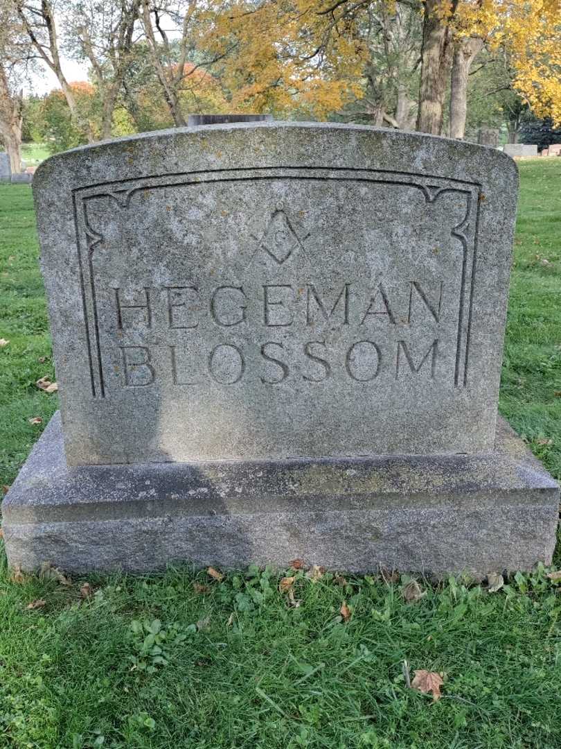 Roy B. Blossom's grave. Photo 4