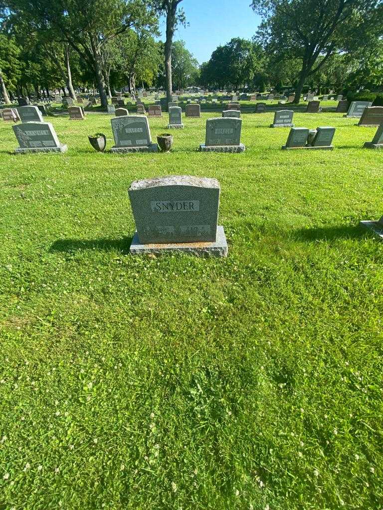 Lettie Snyder's grave. Photo 1