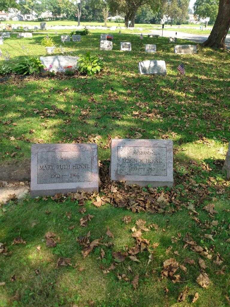 Mary Ruth Henne's grave. Photo 1