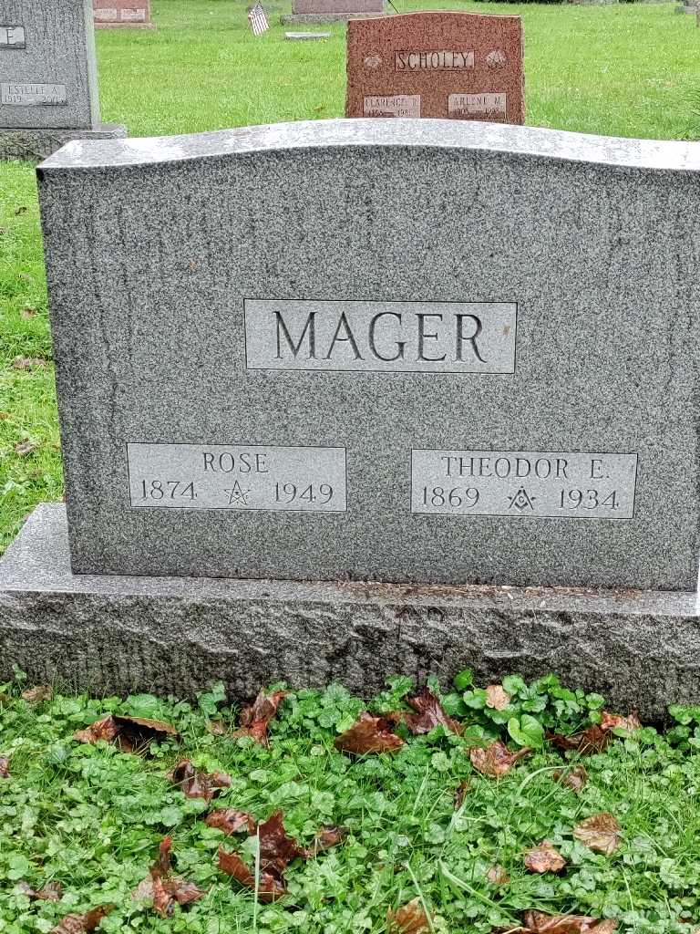 Rose Mager's grave. Photo 3