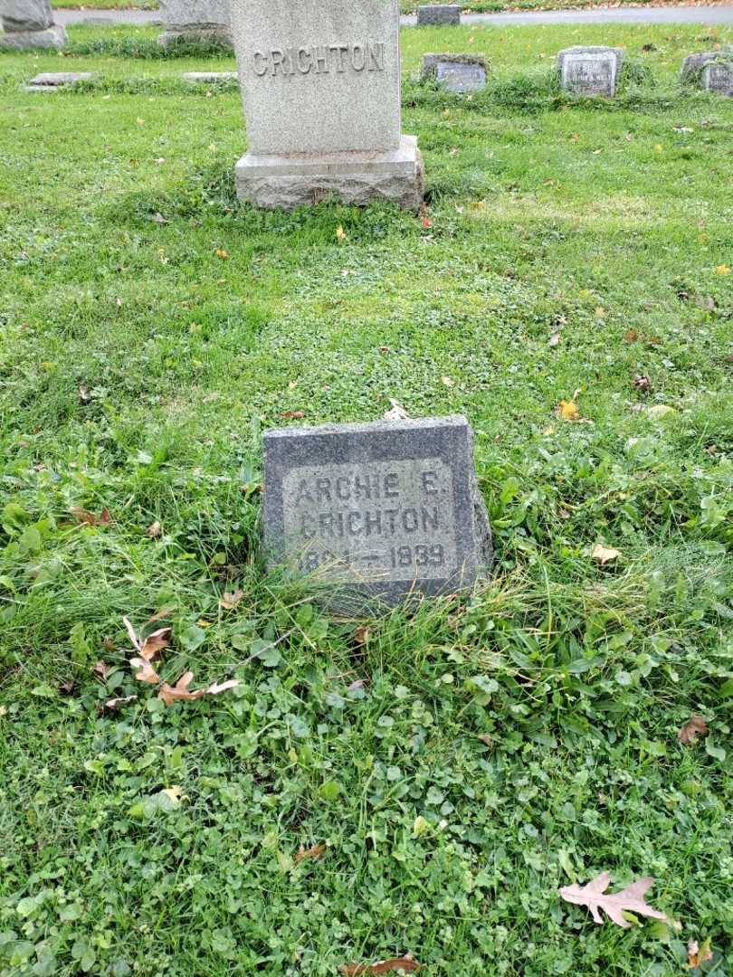 Archie E. Crichton's grave. Photo 2