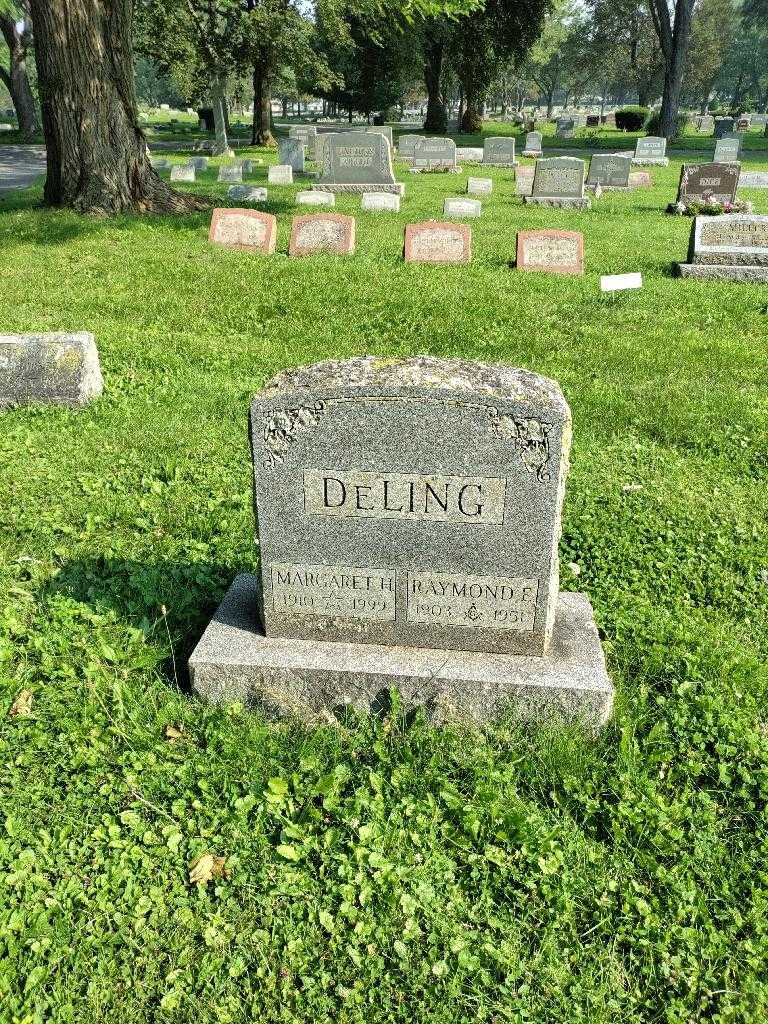 Raymond E. DeLing's grave. Photo 1