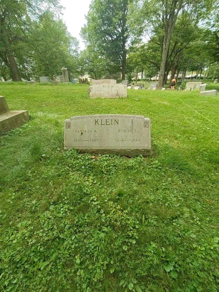 Evalyn T. Klein's grave. Photo 1