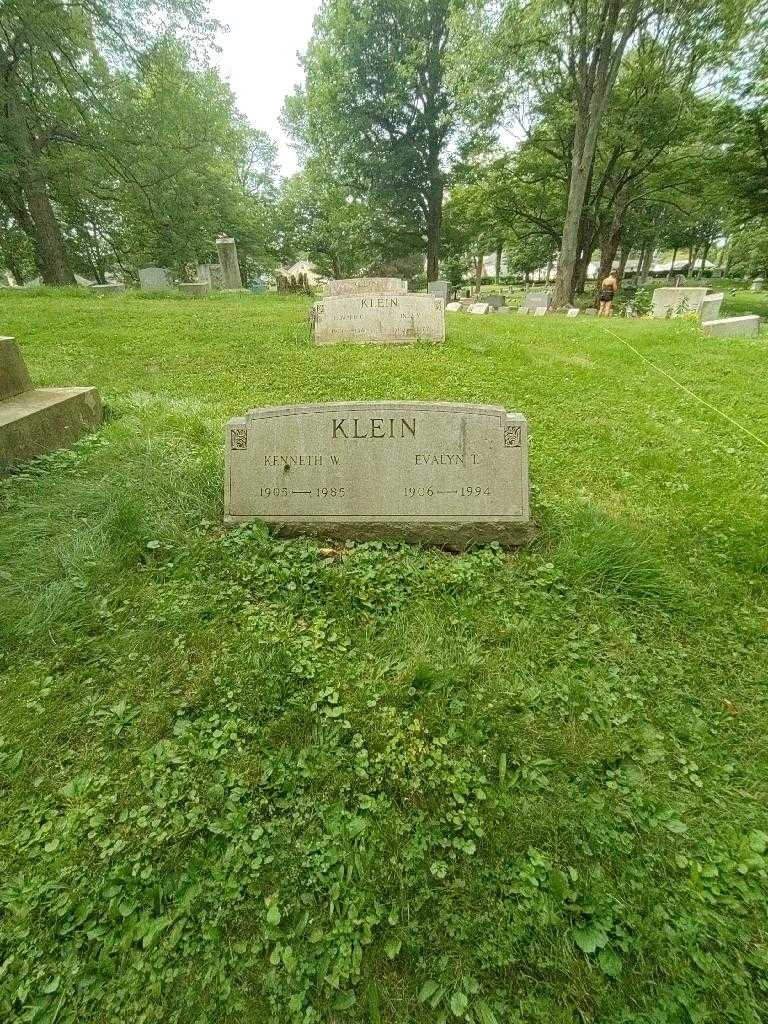 Kenneth W. Klein's grave. Photo 1