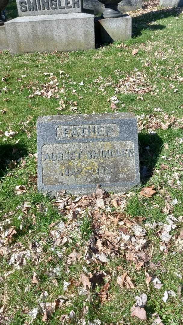 August Smingler Senior's grave. Photo 2