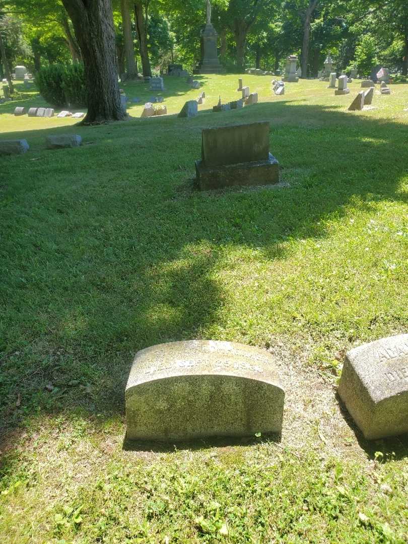Lotie M. Fechheimer Humbert's grave. Photo 1
