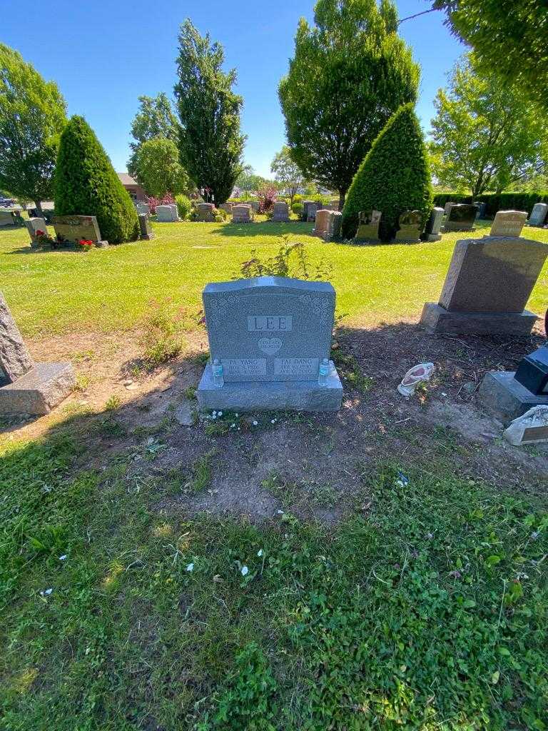 Pa Yang Lee's grave. Photo 1