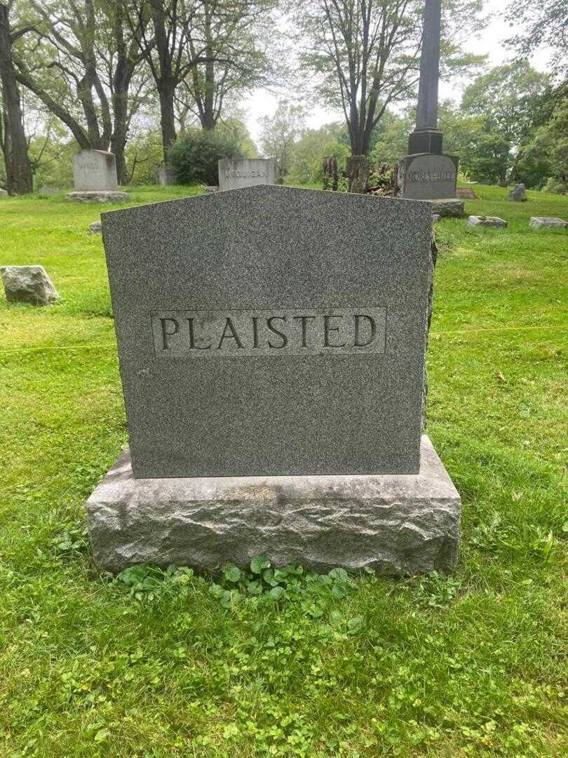 Hiram R. Plaisted's grave. Photo 5