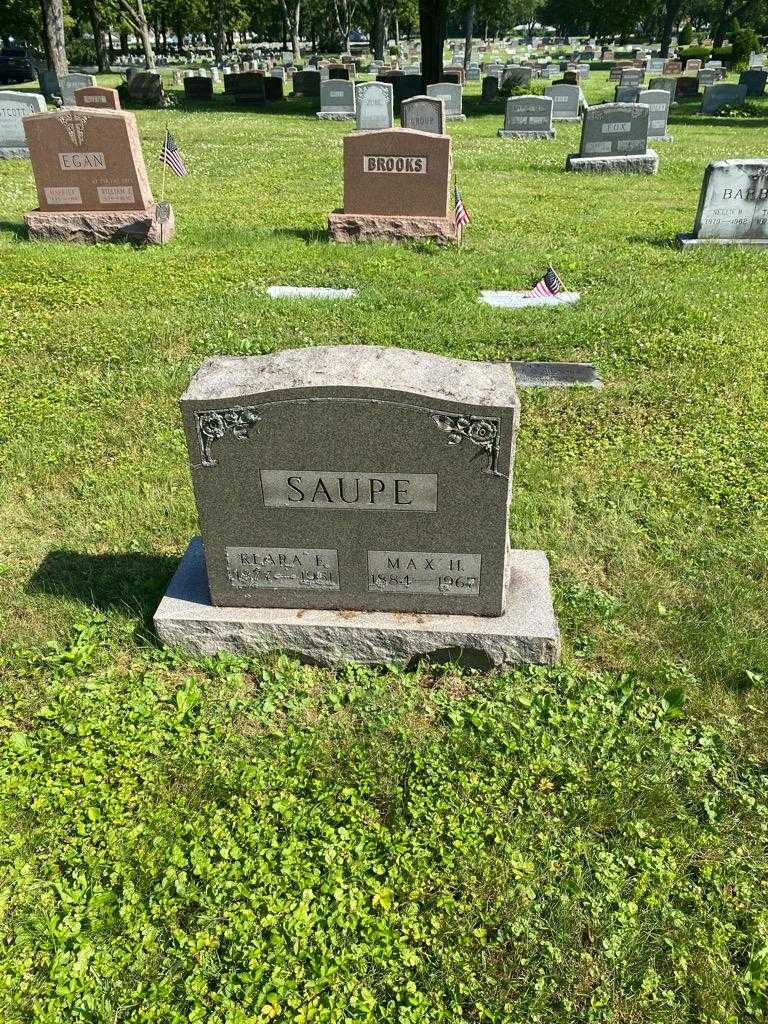 Klara E. Saupe's grave. Photo 2