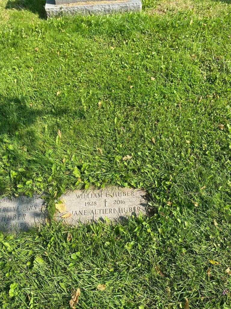 William E. Huber's grave. Photo 5