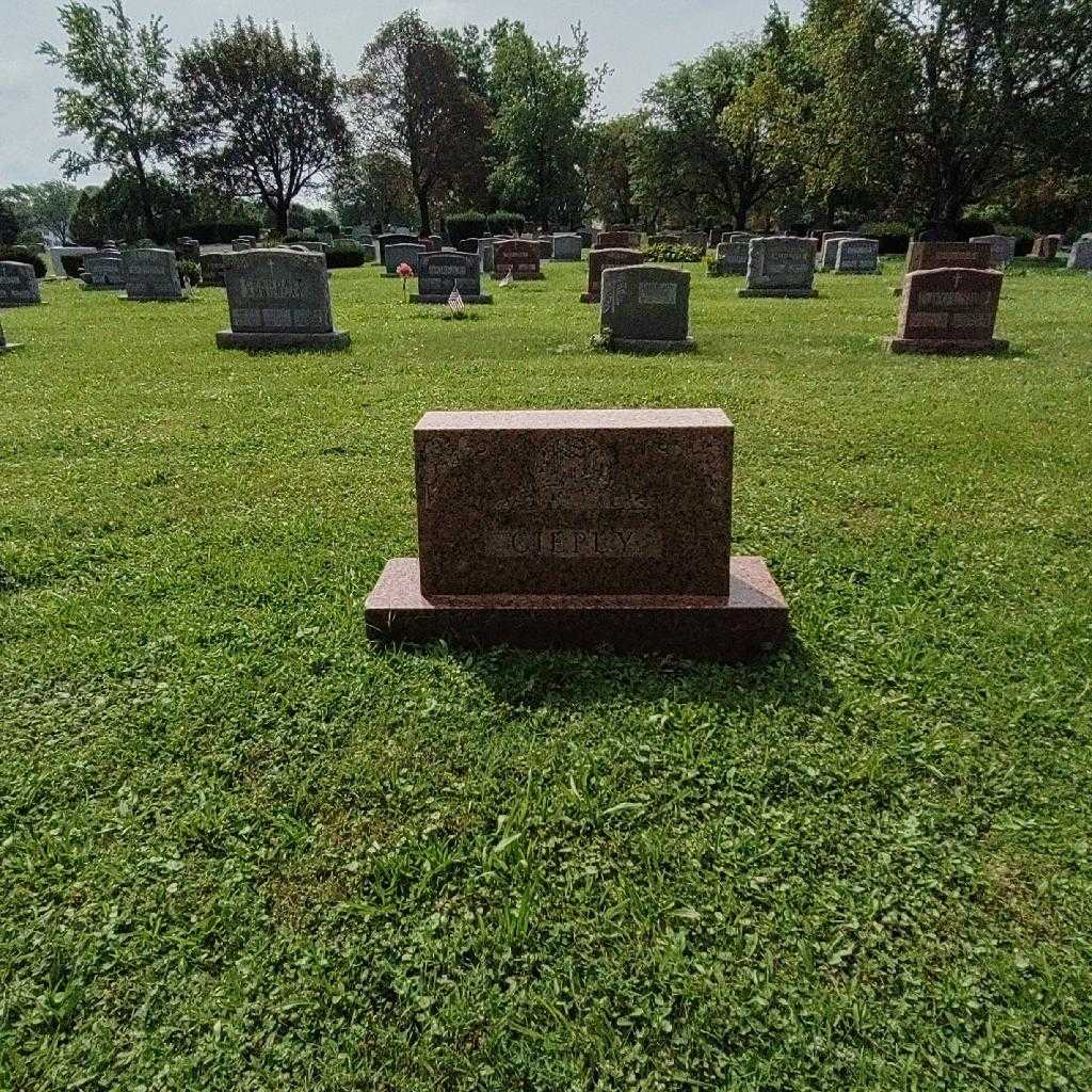 Teillie Cieply's grave. Photo 3