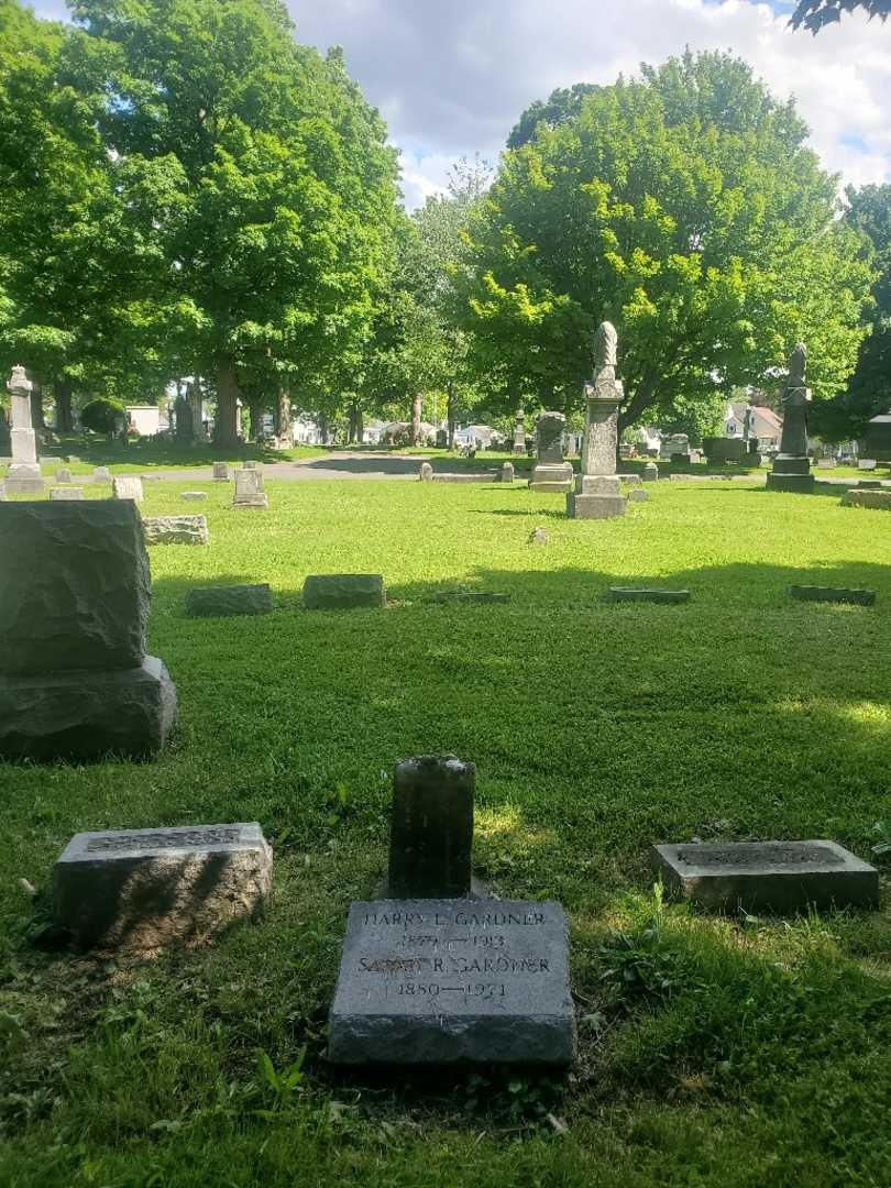 Sarah R. Gardner's grave. Photo 2