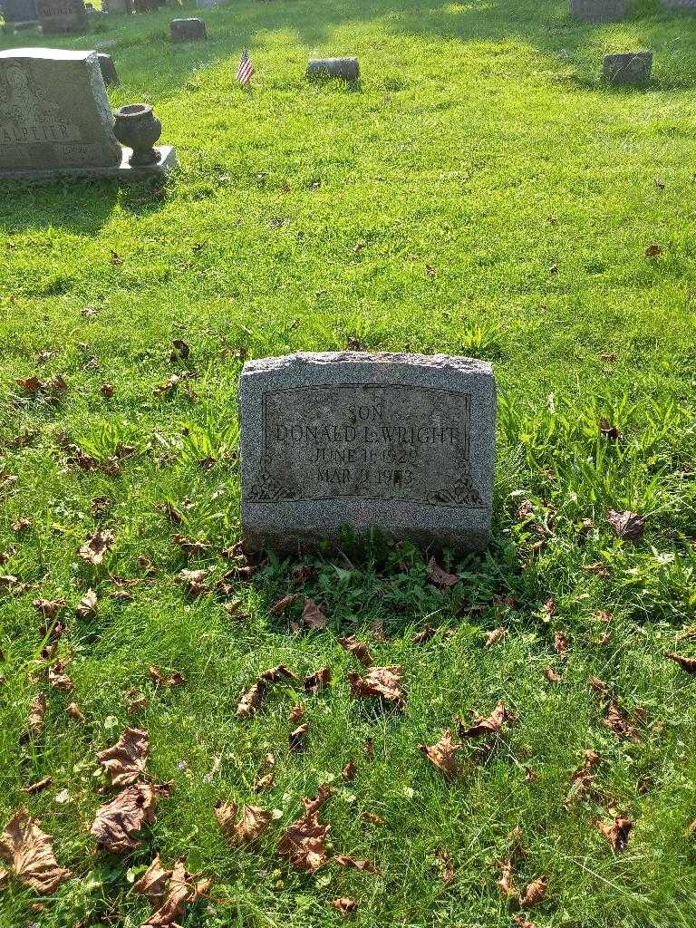 Donald L. Wright's grave. Photo 1