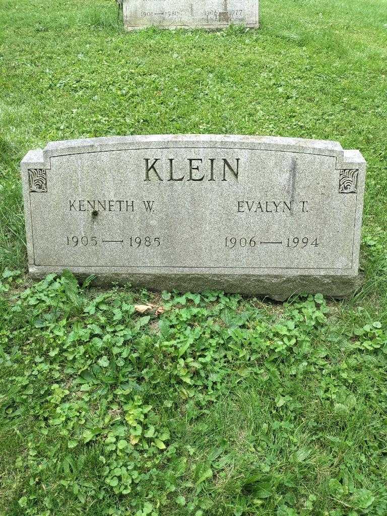Evalyn T. Klein's grave. Photo 3