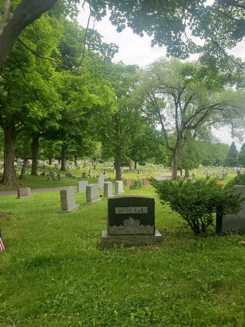 Willie Mae Schulze's grave. Photo 1