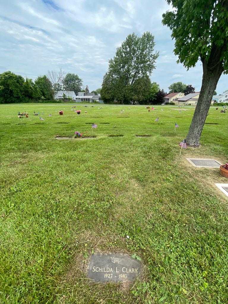 Schilda L. Clark's grave. Photo 1