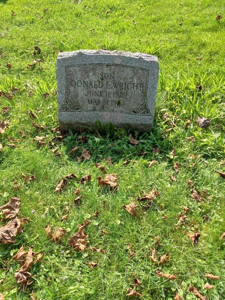 Donald L. Wright's grave. Photo 2