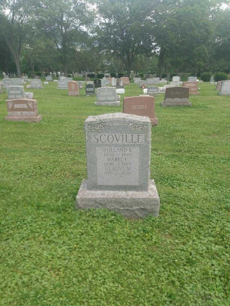 Gladys M. Scoville's grave. Photo 1