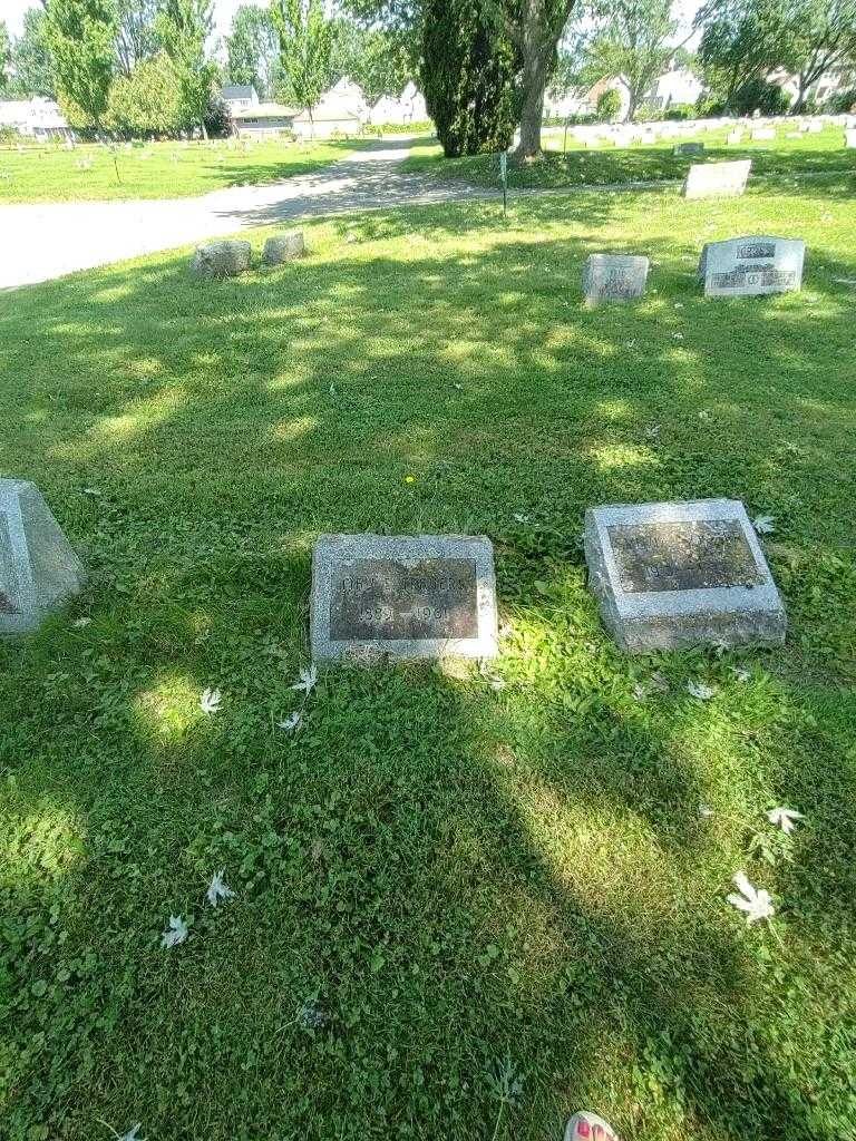 May E. Travers's grave. Photo 1