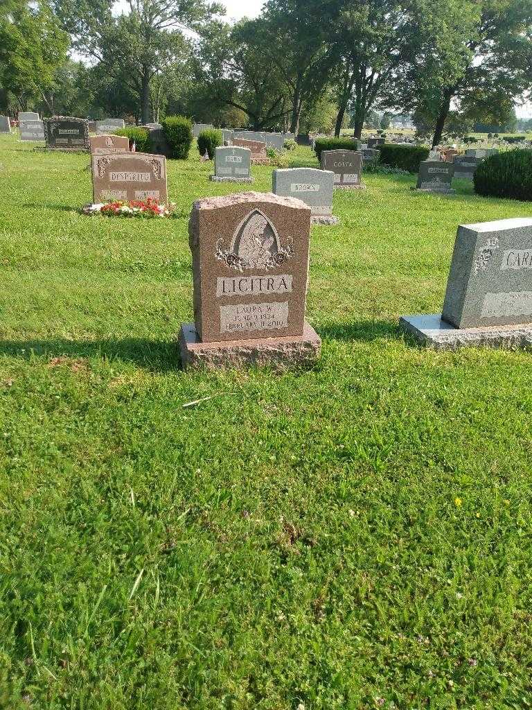 Laura W. Licitra's grave. Photo 1