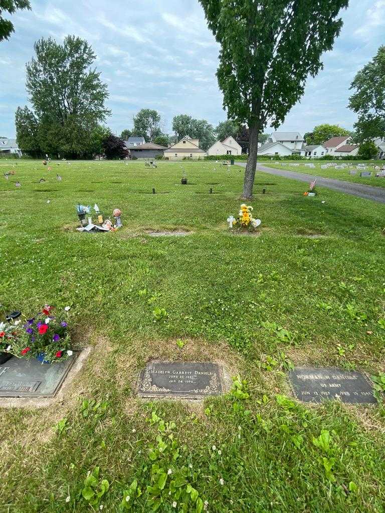 Madelyn Garrett Daniels's grave. Photo 1