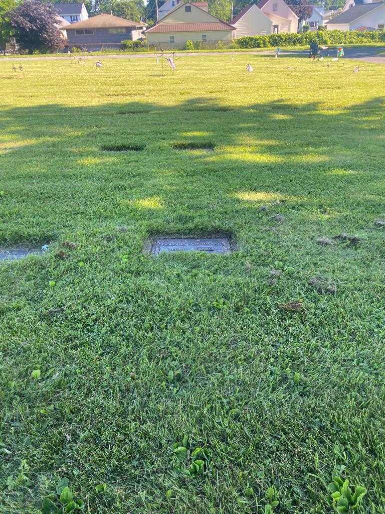 Dolores Schuhmann's grave. Photo 2