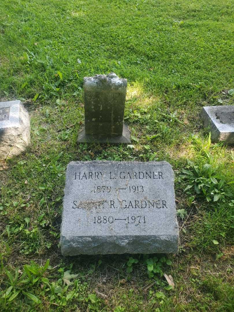 Sarah R. Gardner's grave. Photo 3