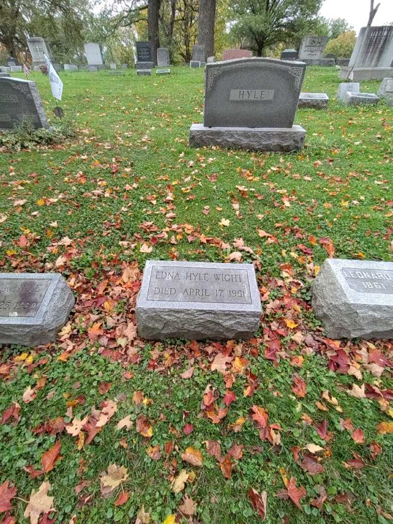 Edna M. Hyle Wight's grave. Photo 1