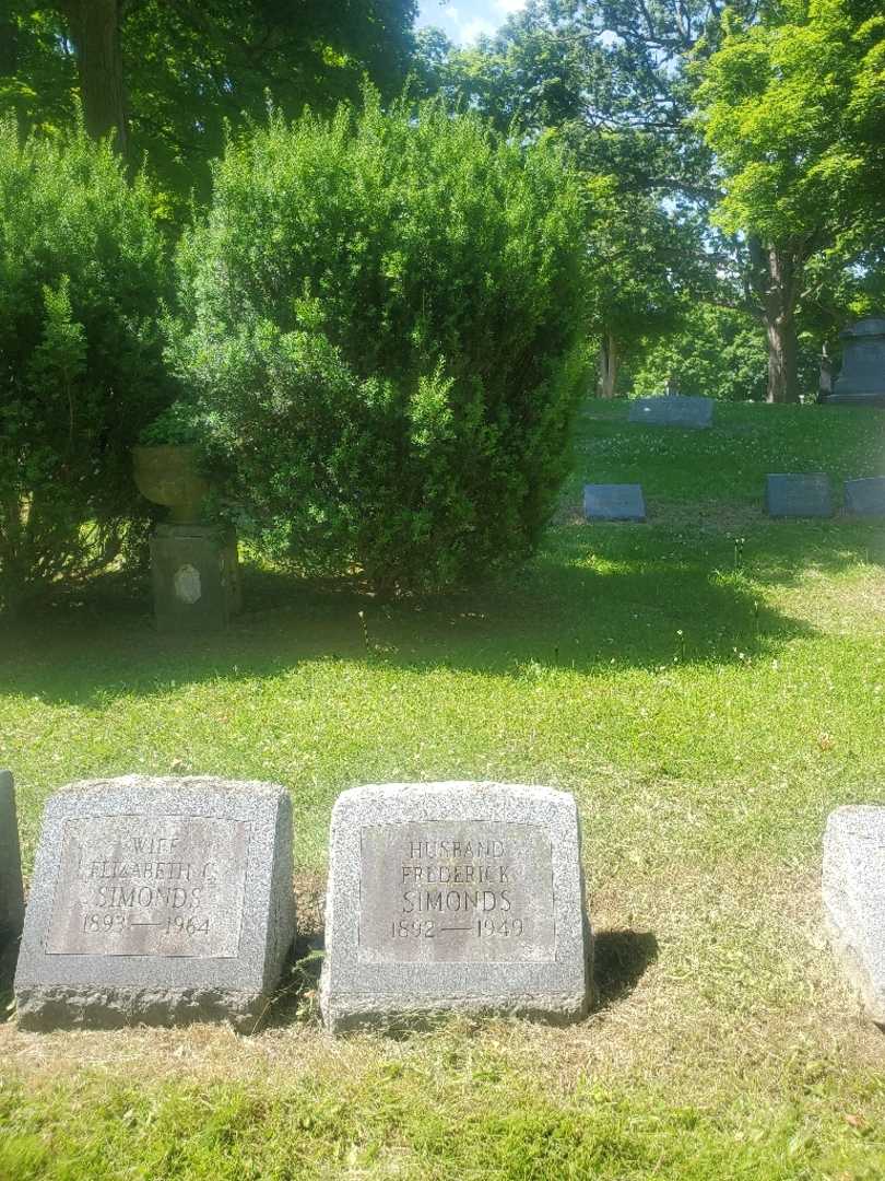 Frederick Simonds's grave. Photo 1