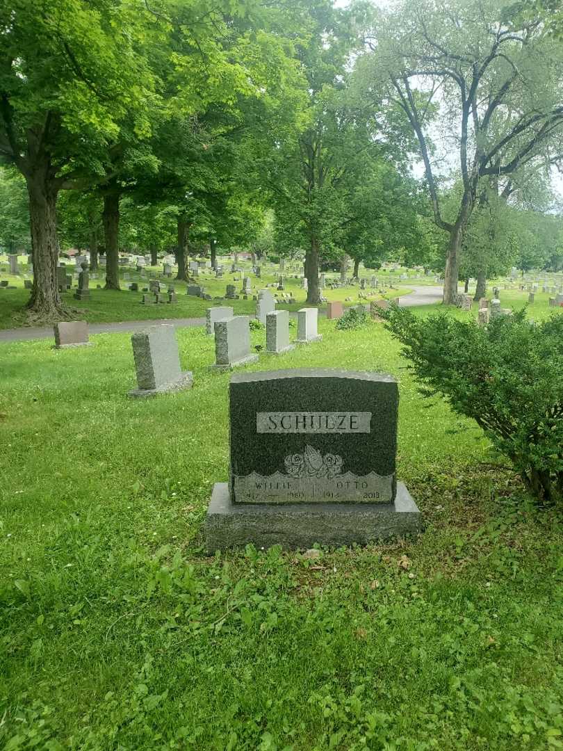 Willie Mae Schulze's grave. Photo 2