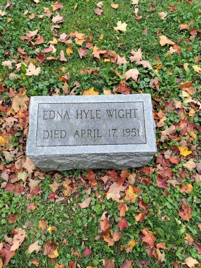 Edna M. Hyle Wight's grave. Photo 2