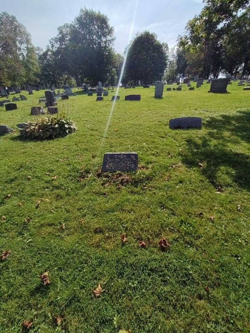Frances G. Hull's grave. Photo 1