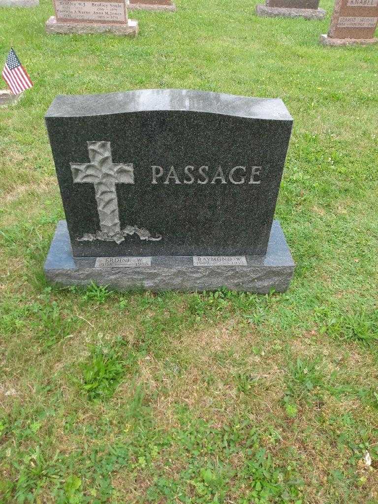 Erdine W. Passage's grave. Photo 1