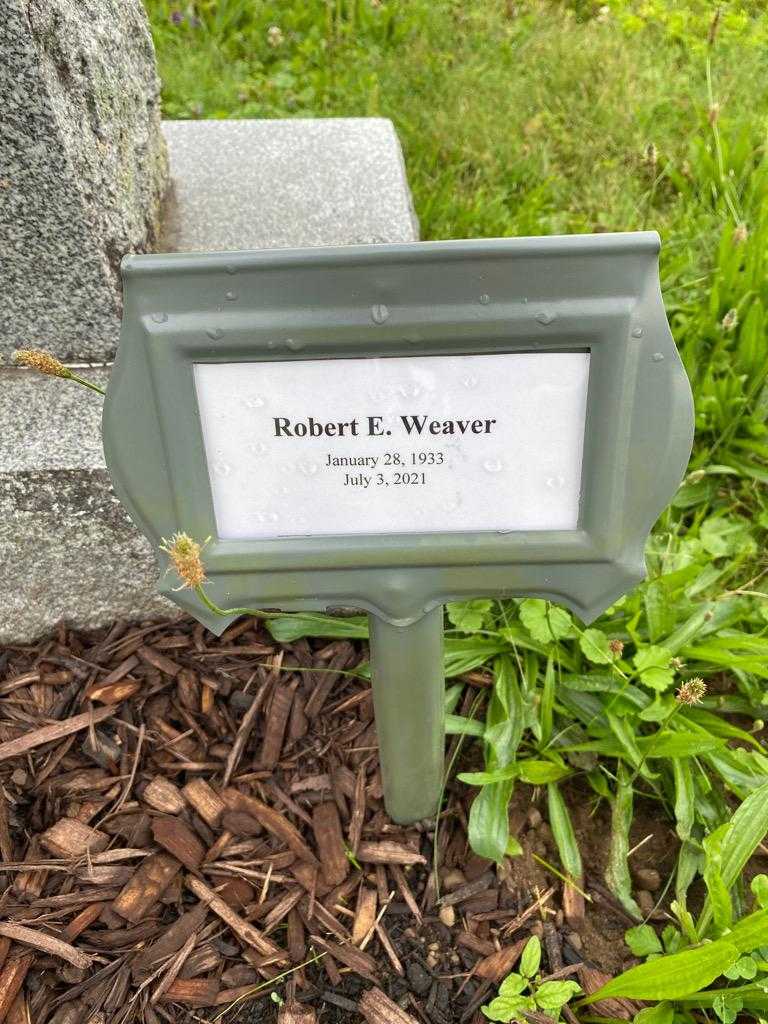 Robert Elmer Weaver's grave. Photo 1