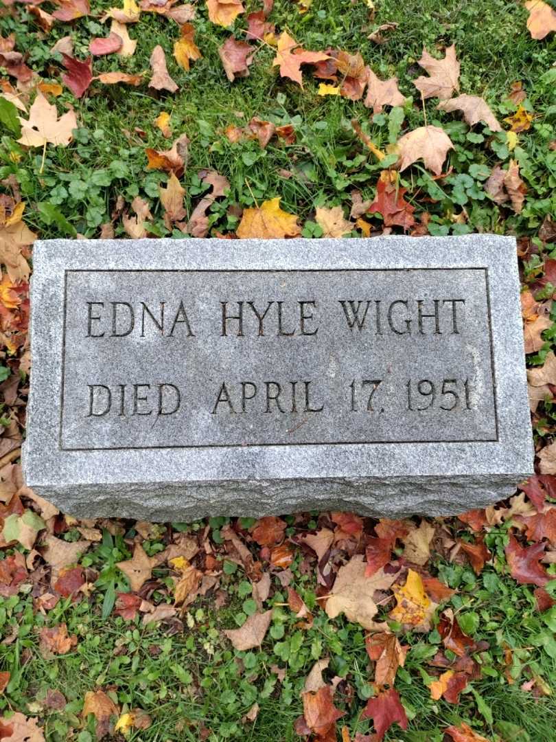 Edna M. Hyle Wight's grave. Photo 3