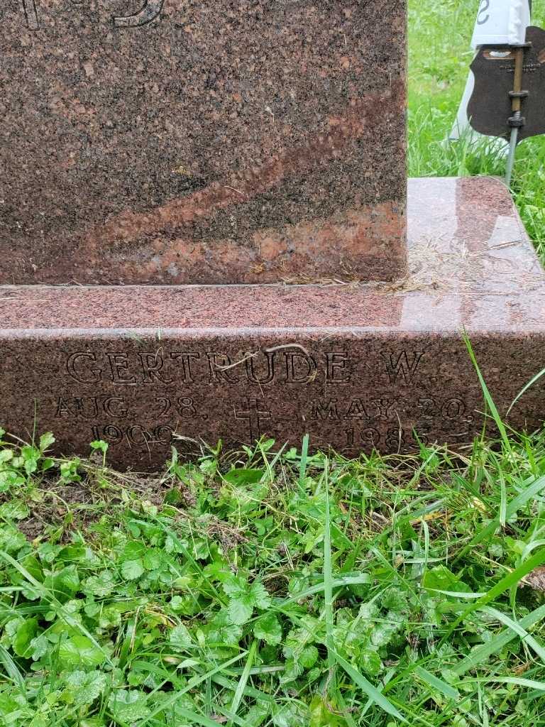 Gertrude Simmons's grave. Photo 3