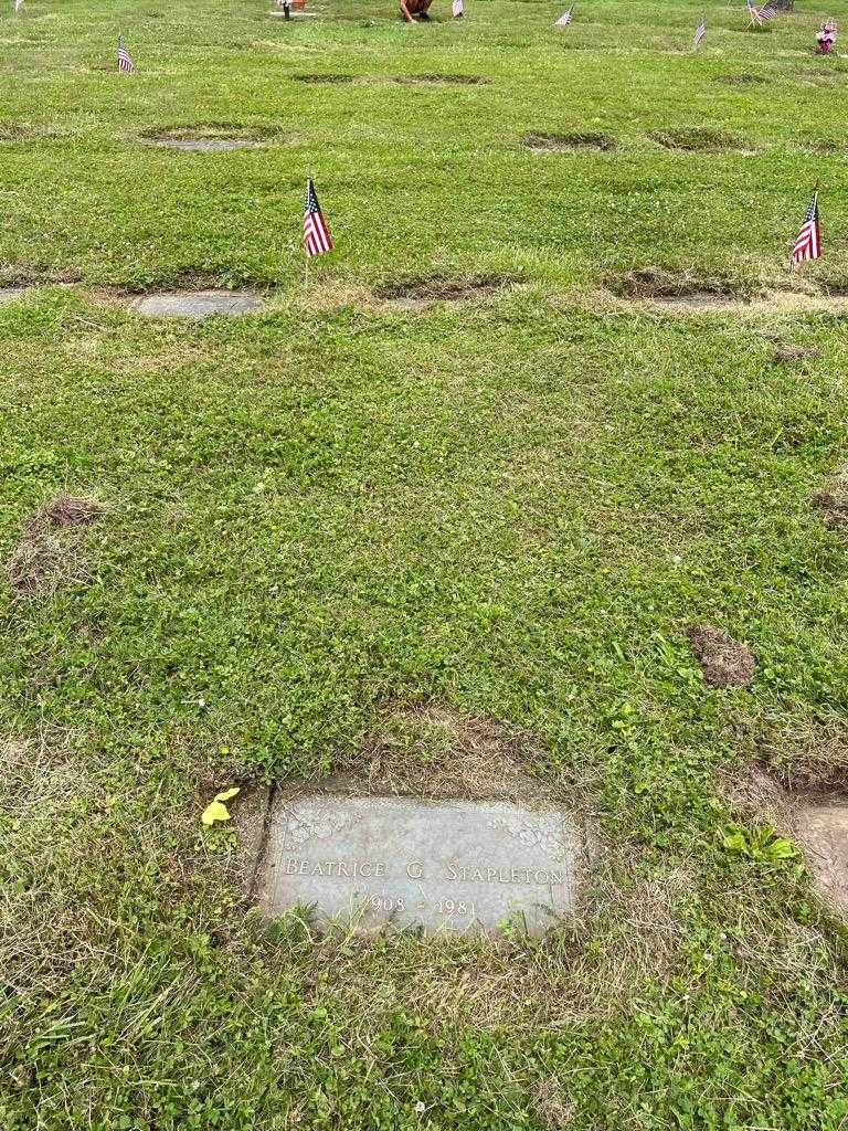 Beatrice G. Stapleton's grave. Photo 2