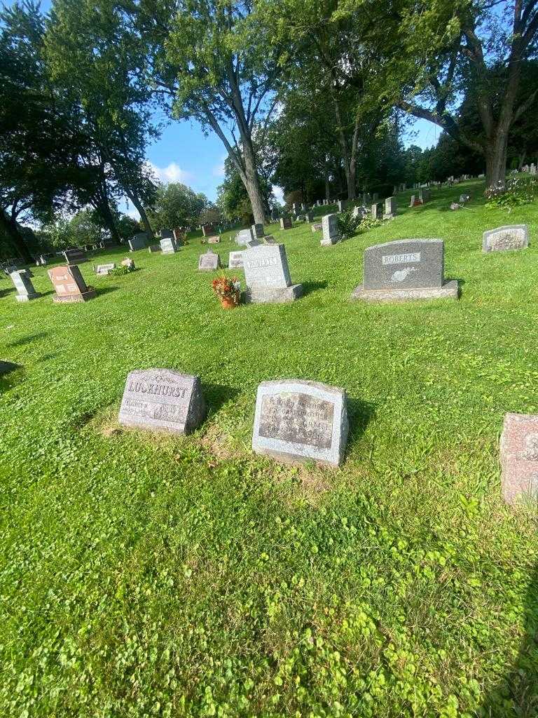 Evelyn M. Grant's grave. Photo 1