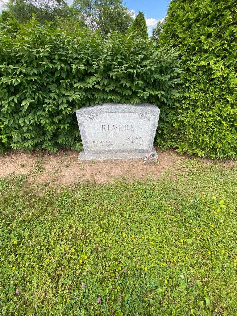 Robert F. Revere's grave. Photo 1