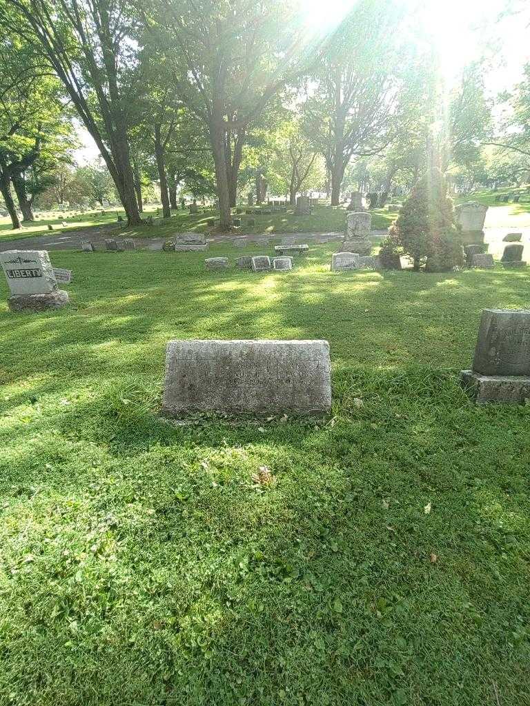 Flora Miller's grave. Photo 1