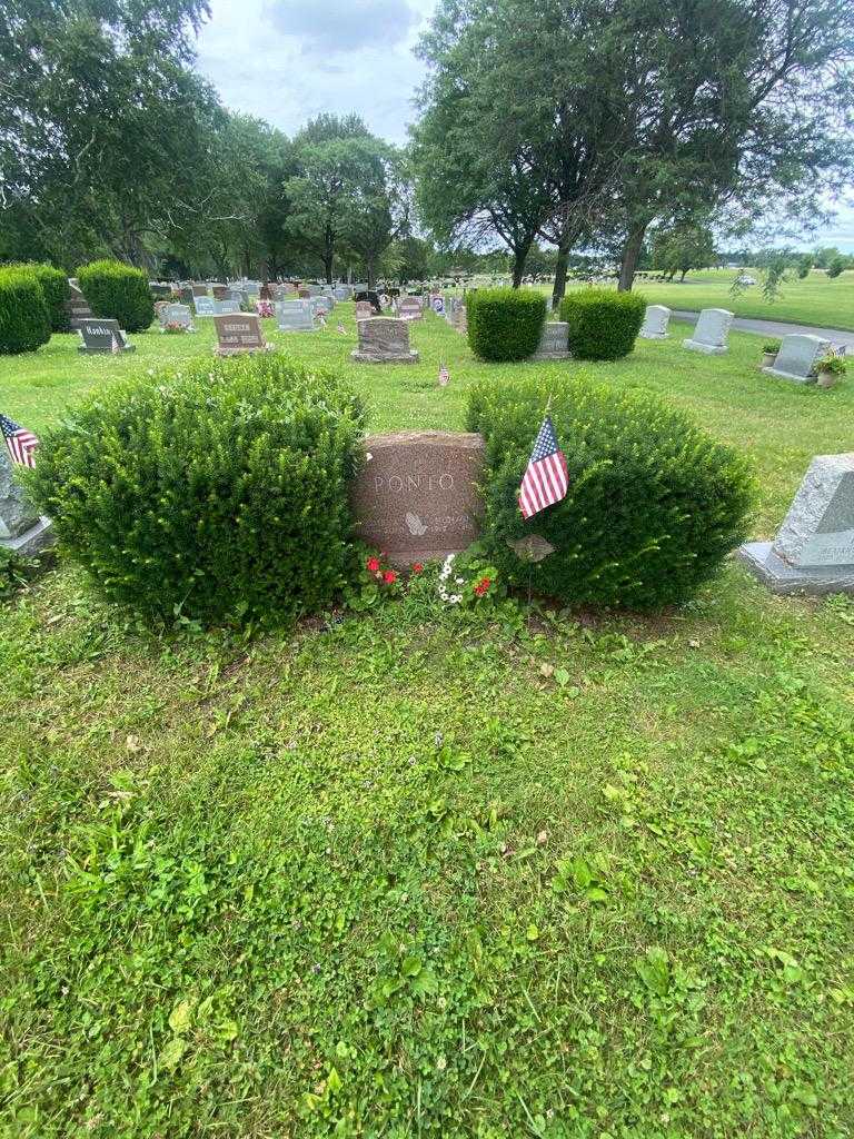 Michael Ponto's grave. Photo 1