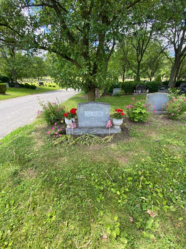 Raymond Gladd's grave. Photo 1