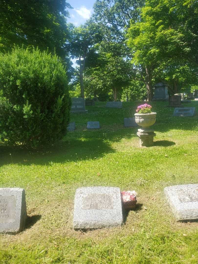 Olga Pauline Weber Dineen's grave. Photo 1