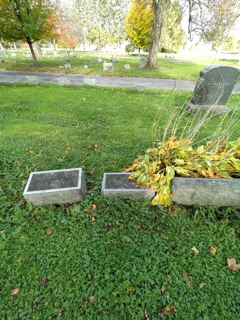 Grover H. Swift's grave. Photo 1
