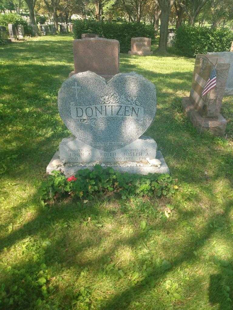 Joseph A. Donitzen's grave. Photo 1